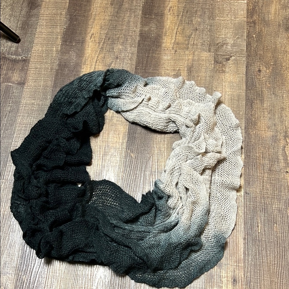 Women’s  Black and Cream Knit Infinity Scarf‎ Acrylic one Size Winter Warm Soft
